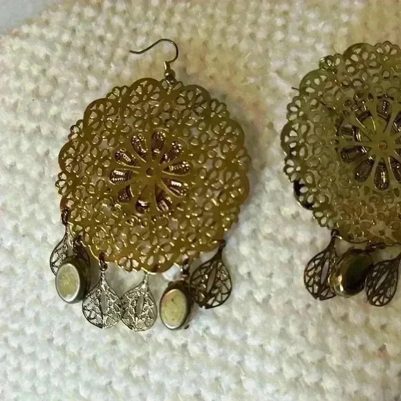 Hanging gold colored earrings - Picture 4 of 4